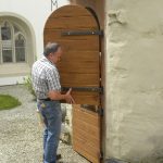 Neue Tür am Brunnenhaus